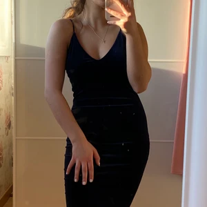 Mörkblå klänning från bikbok  - Säljer denna fina klänningen från bikbok. Storlek xs men passar lika bra till s, den är väldigt stretchig. Passar väldigt bra nu när det börjar bli varmt.