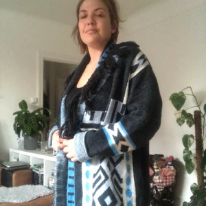 Kofta - Sparsamt använd. Snygg varm lite Boho inspirerad kofta från Hm. Fransar längs kragen. Nypris 499 