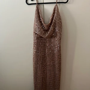 Klänning - Fin klänning som sitter som en smäck på kroppen.