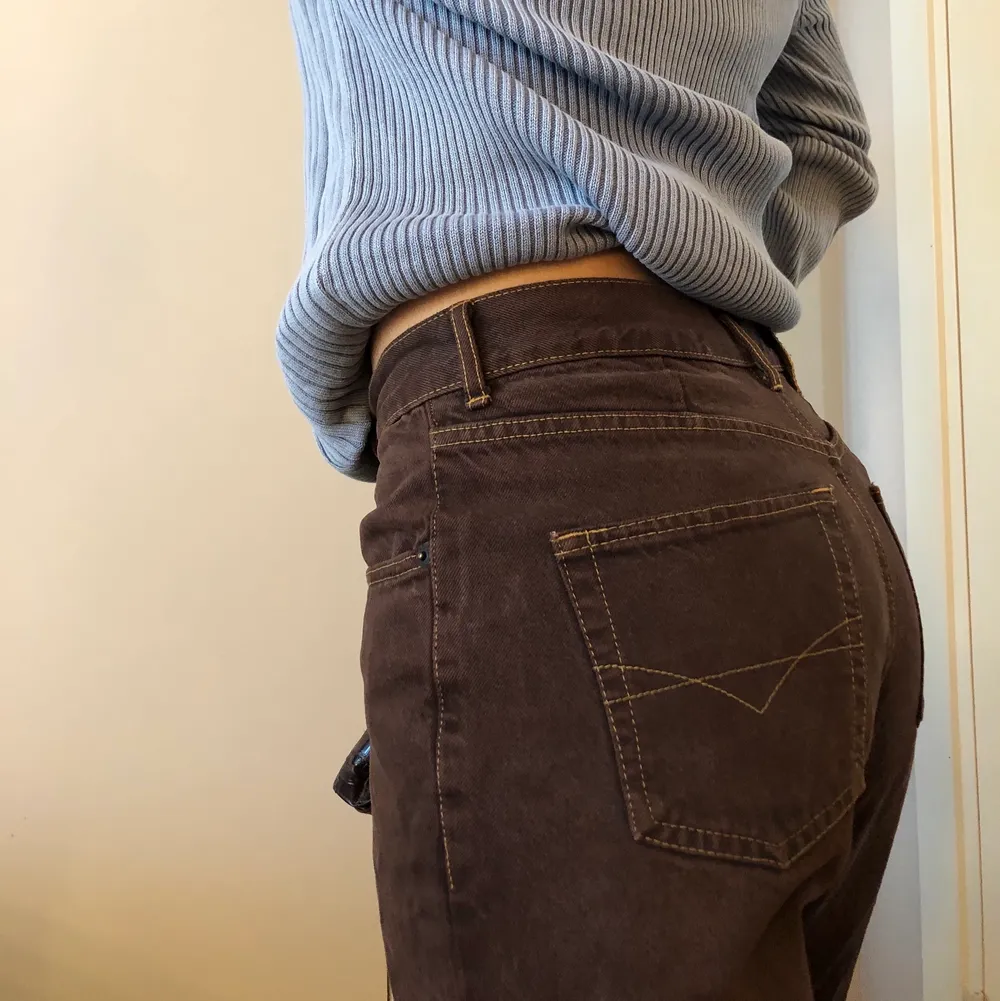 Fina bruna jeans köpta från Beyond Retro! Midjemått:30 och Längd: 30 🌺 Skulle säga att de är högmidjade men om man har mindre midjemått ser de ut att vara midwaist! Modellen kallas för ”little arrow” och skulle säga att de är straight hela vägen ner vilket är 🤩🤩 behöver dock rensa garderoben  och kan mötas upp i Stockholm och frakta 💌. Jeans & Byxor.