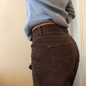 Fina bruna jeans köpta från Beyond Retro! Midjemått:30 och Längd: 30 🌺 Skulle säga att de är högmidjade men om man har mindre midjemått ser de ut att vara midwaist! Modellen kallas för ”little arrow” och skulle säga att de är straight hela vägen ner vilket är 🤩🤩 behöver dock rensa garderoben  och kan mötas upp i Stockholm och frakta 💌