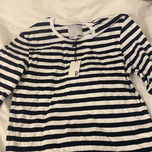 Randig tröja - Randig tröja som drar lite mot stockholmsstilen, helt ny aldrig använd💞