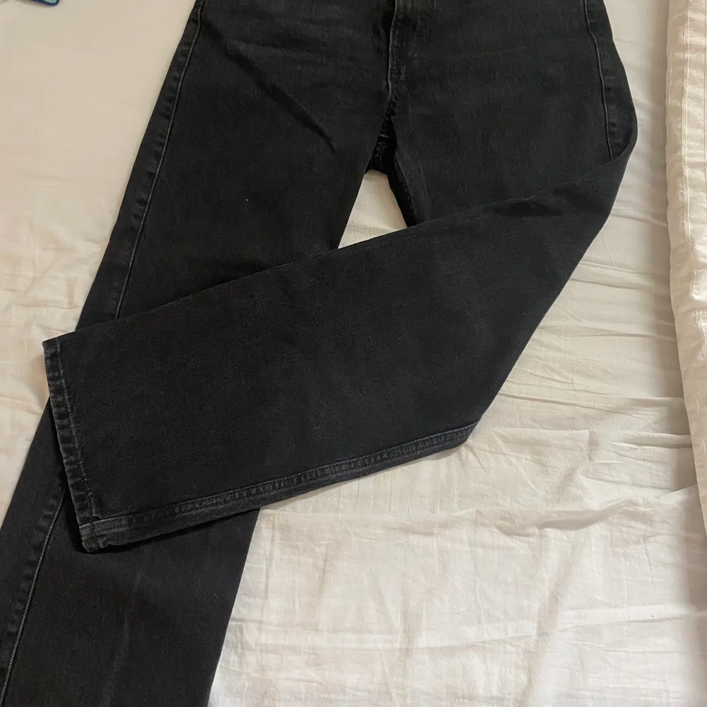 Svarta högmidjade mellanbreda jeans, storleken w29 l30. Jeansen har använts ca 5-7 gånger. Skriv privat angående frågor om passformen . Jeans & Byxor.