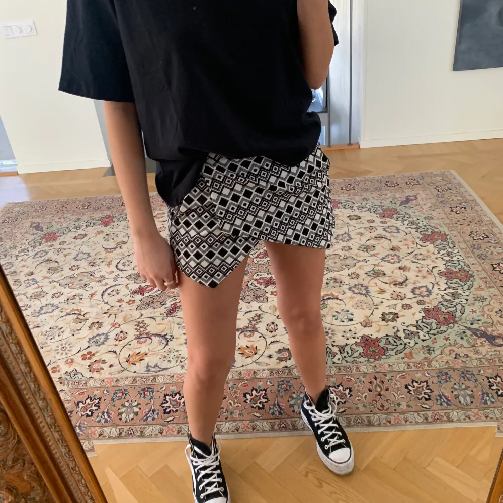 En par svart vita short som ser ut som en kjol framifrån. Den är storlek 32 men passar mig som brukar ha 36-38. Så är nog ganska passbar för många. Shortsit.