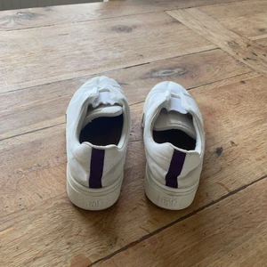 Eytys  - Halv slitna eytys så bra pris, dem är lite skrynkliga men när man får på sig dem försvinner de direkt.