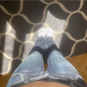 Lågmidjade jeans  - Så snygga trendiga lågmidjade jeans från Roxy!! Storlek 30. Kan mötas på odenplan. Är 172ish och de sitter perfekt i längden. snygga fickor 🤍