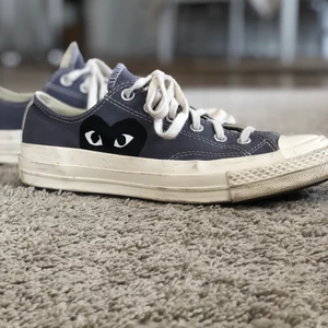 Cdg x converse gråa - Säljer mina Cdg x converse gråa. Använd 2 ggr. Fint skick. Jätte sköna. Storlek 40 men sitter som en 41. Box och kvitto finns.  Kan mötas upp i Stockholm helst bromma