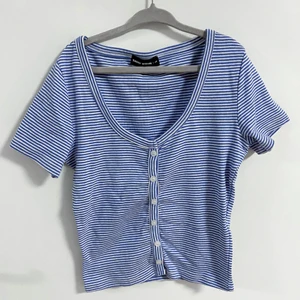 T-shirt XS NY - Super söt topp som är snygg med kjol, shorts & byxor/jeans! Min favorit men tyvärr för liten nu. Strl XS. Nyskick!  50kr + 26kr porto