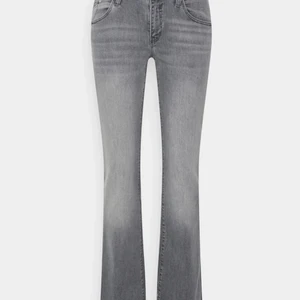 Mavi jeans - Säljer mina skit snygga midwaist bootcut jeans från Mavi som är slutsåld i de flesta storlekarna! Är väldigt osäker på om jag säljer. Byxorna är stretchiga så den är större i storleken därför jag lägger upp de för att de är lite för stora. Storlek 26/30 men stora i storleken kan passa en 27/30. De har endast användas två gånger alltså nyskick! 