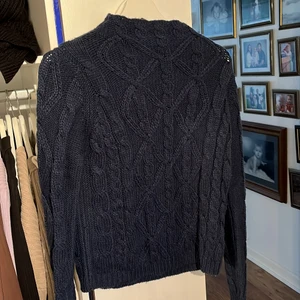 Stickad tröja  - Blå stickad tröja( köpt i London). Säljer då den inte kommer till användning längre. Storlek S