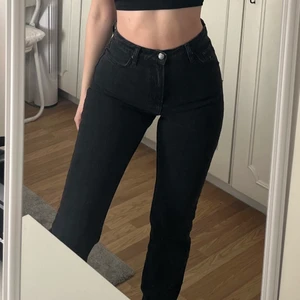 Nelly jeans - Säljer dessa svart/gråa jeansen ifrån nellys märke, jättebra skick. Storlek 36, köparen står för eventuell fraktkostad