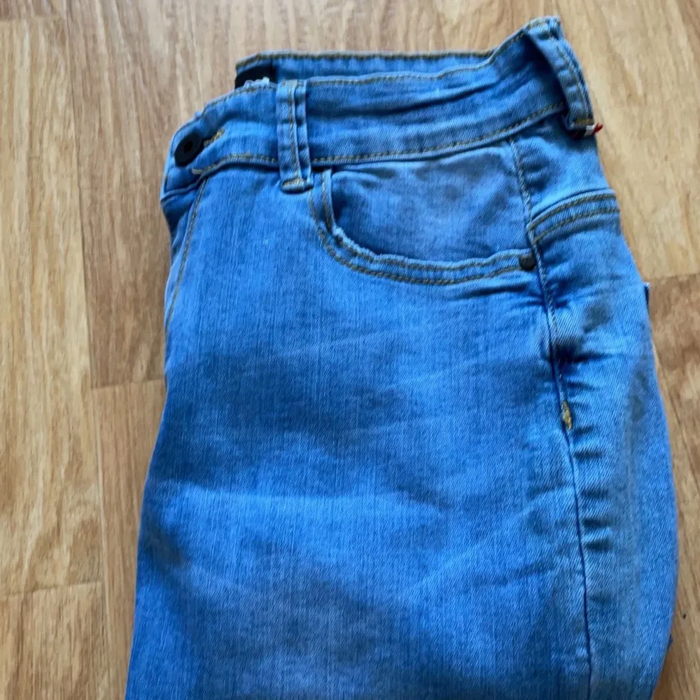 Oanvända ljus blåa jeans inköpta på ullared för 199kr men säljes för 30 därav att det är avklippa i benen för att bli kortare. Köpta på pojkavdelningen men funkar lika bra på tjejer. Kom privat för mer information . Jeans & Byxor.