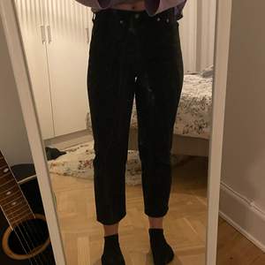 Ett par svarta Levi’s jeans i modellen Wedgie Straight! Väldigt fint skick men säljer då de tyvärr blivit lite små för mig 😢 Storlek W27 L26, jag är 167 cm lång för referens. Köparen står för frakt 🥰 (obs smutsigt på spegeln inte på byxorna🙃)