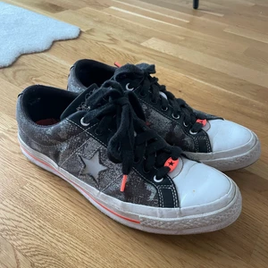 Converse sad boys - Skorna är väl använda skulle säga skick 5/10 går självklart att fräscha till, har 2 små slitningar inget som märks av dock 