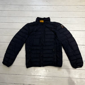 Parajumper Jacka  - Parajumper jacka i 7/10 skick och ny tvättad storlek M och marinblå färg.