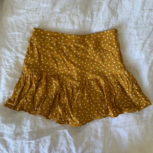 Prickig kjol - Jättesöt kjol från zara som bara är använd en gång, kan mötas eller så tillkommer frakt 