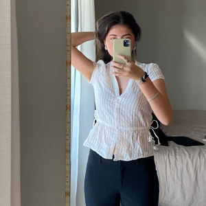 Skjort tshirt vit med knyte stl 34/36 - Super fin vit tahirt skjorta med knyte i midjan som formar jätte fint! Stl oklart men jag är en 36/38 samt 175cm och den är lite för tajt så skulle tippa på en mindre 36😃 knappt använd och i fint skick, frakt tillkommer och hör av dig vid eventuella frågor🤍