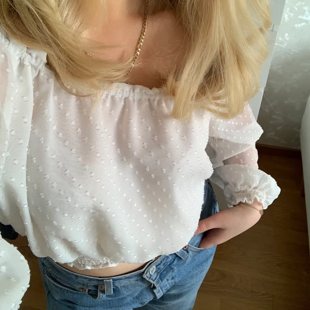 Fin off-shoulder blus i bra kvalite! Storlek 34 men passar även mig som har 36/38 💓. Toppar.