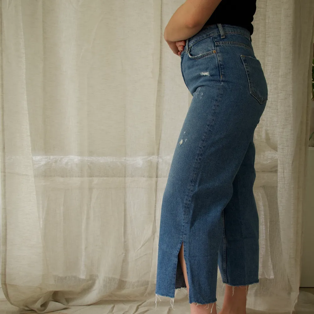 Fina jeans med hög midja och slits från Behrska ✨ . Jeans & Byxor.