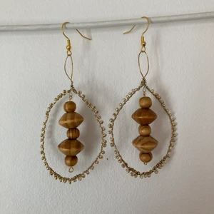 Guldörhängen  - superfina guldörhängen med träkulor, i större modell