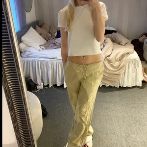 Lågmidjade linnebyxor  - Skitsnygga Lågmidjade beiga linnebyxor med fickor i fram och bak! Jätte bra skick!!