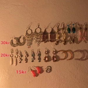 💎Örhängen💎 - Olika örhängen, för olika priser, det är bara att skriva om ni vill ha flera bilder på några. Köparen står för frakt! 💎(50% på alla)