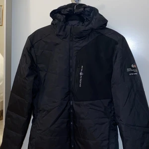 Sail Racing jacka - Sail Racing Dunjacka i storlek M för Herr I nyskick Höst/vårjacka  Möts upp i Kista eller fraktar  Pris kan diskuteras vid snabb affär