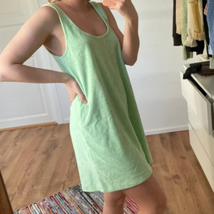 Grön strandklänning  - Grön superfin strandklänning från zara. Handduksmatetial.  Knappt använd. Strl M men den är ganska kort ändå då jag brukar ha XS 