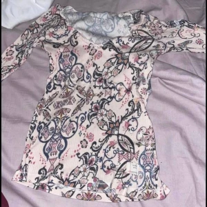 odd molly tröja - jag säljer odd molly tröja superfint sick, den som ny, den knapp använd, kommer inte till använing. frakt står köpare för själv, kan även mötas upp, tröjan är storlek Xs. pris kan diskurtera vid snabb köp