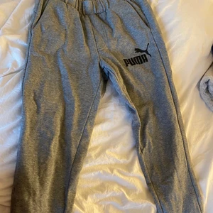 Mjukisbyxor  - Ett par mjukisbyxor från Puma, stora S
