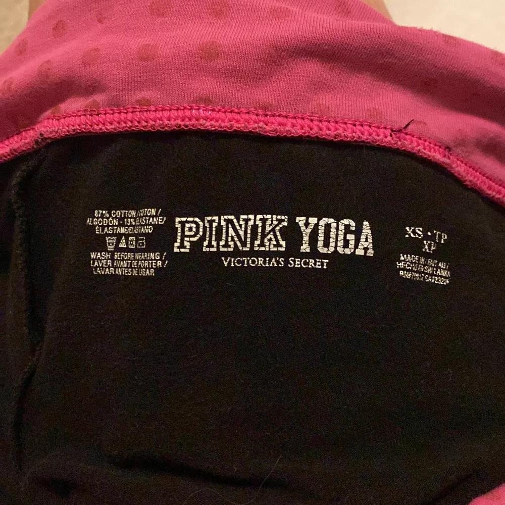 Yoga-pants från victorias secret/pink. Bootcut 💗💗💗 hör av er för mer info eller bilder, köparen står för frakten . Jeans & Byxor.