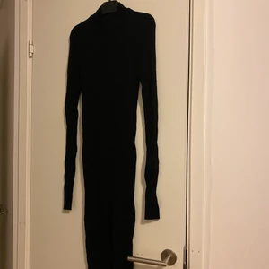 Svart ribbstickad tight klänning - Svart ribbstickad tight klänning som använts endast en gång. I bra skick och sitter väldigt bra. 