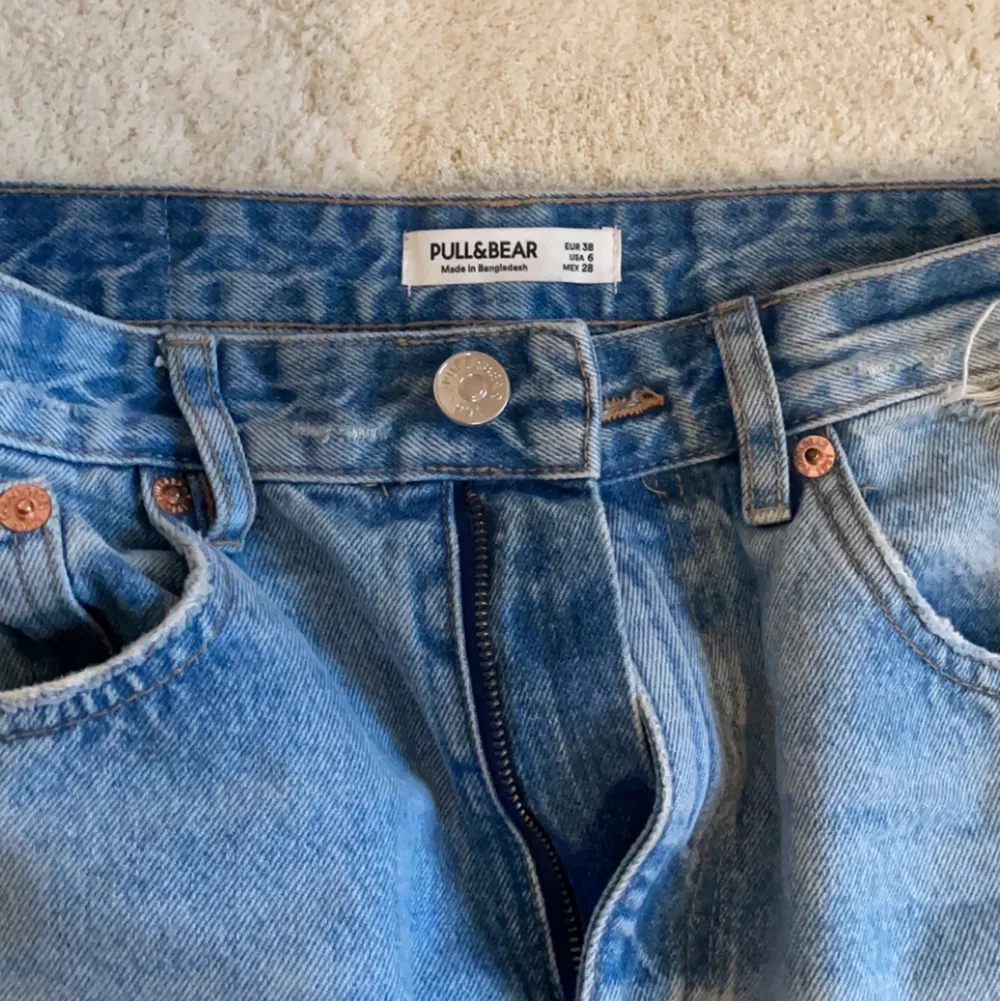 Intressebolag på mina älskade blå jeans från pull&bear. Tyvärr används det inte lika mycket som jag skulle vilja göra då de är lite för stora för mig. De är i storlek 38. Jag är 173 och de är lite långa för mig, men det går ju lätt att sy upp eller klippa efter vad man själv vill ha. 250kr+ frakt då de är i bra kvalitet. . Jeans & Byxor.