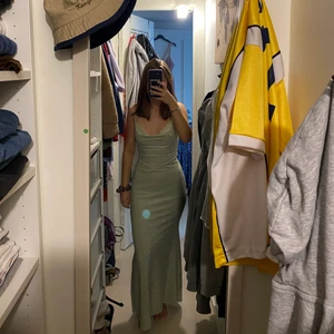 Balklänning  - Glittrig balklänning med slits och låg rygg. Jag är 165cm. Extremt bekväm och stretchig.