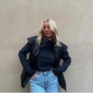 LXA väst - Väst från LXA i storlek M, perfekt nu till våren. Köpt oanvänd här på plick så väldigt bra skick. Säljer för 300kr 