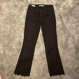 Svarta levis jeans - Svarta jeans från levis. Stl 24. Bra skick. Säljer för de är lite försmå. Säljer dem för 150 plus frakt.