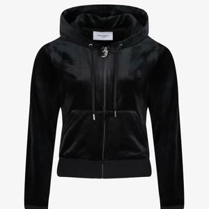 juicy couture zip zap  - jag säljer min juicy couture tröja då jag inte använder den längre, användt 3 gånger. Super fin tröja. Säljer för 500kr  och är köpt på JD för 1000kr jag har storlek s/m i vanligtvis men den passar endå!