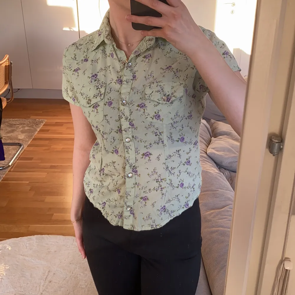 Tidigt 2000-tals skjorta i pastellgrön & lila blommor. Vita glansiga knappar. Även så fin öppknäppt med en topp under. (Jag är typisk S 170cm lång). Skjortor.