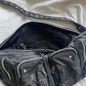 Väska från danska märket Nunoo i modellen Alimakka Washed Black. Köptes ny från Nunoos hemsida för 2100kr. Ett justerbart axelband följer också med, kom privat för fler bilder🖤 Pris kan diskuteras☺️