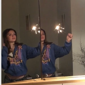 Hm hoodie - Blå hoodie från hm x sublime skulle nig säga att dehär är en av mian favorit tröjor men säljer för den inte kommer till användning som jag hoppats den är perfekt i passform och är supermjuk 