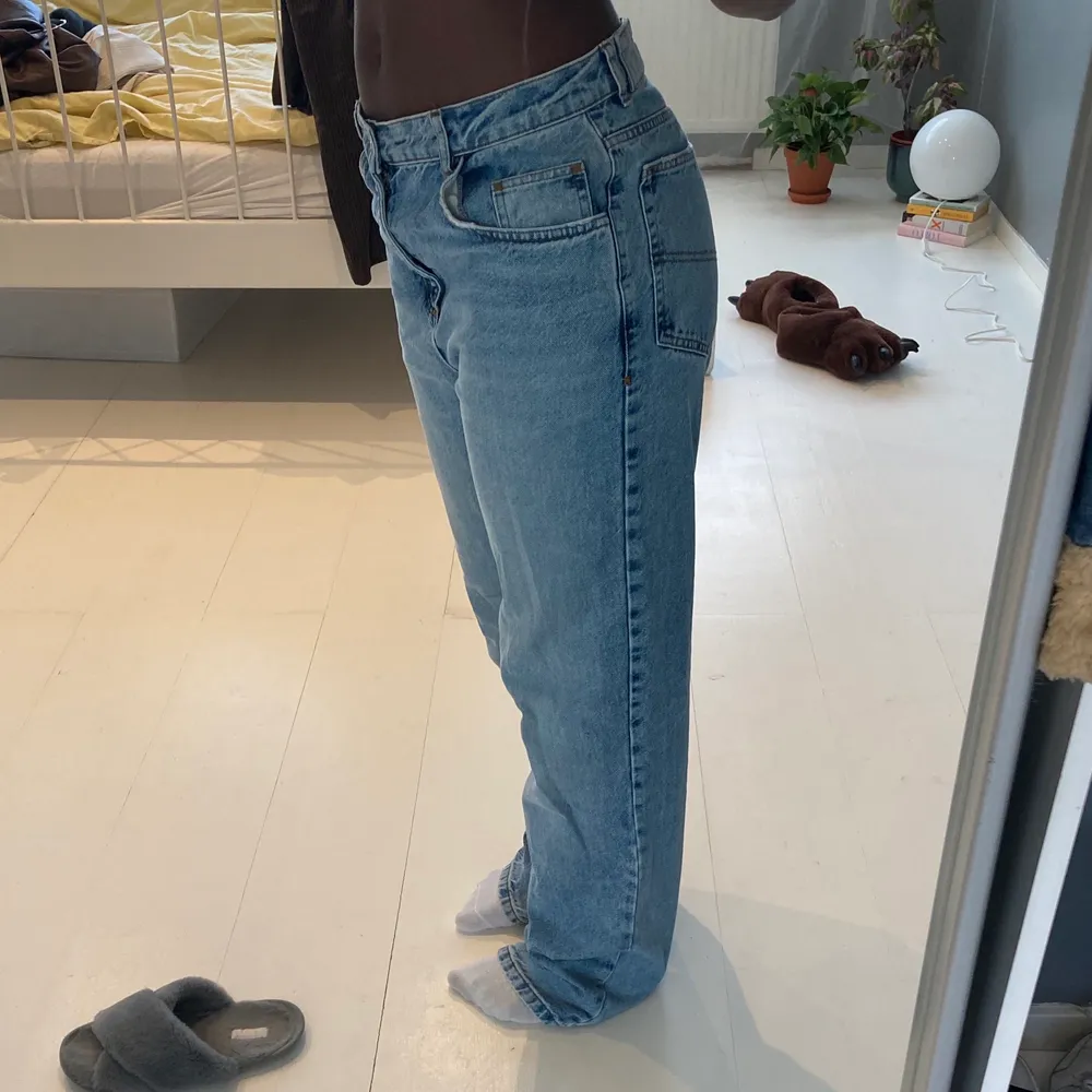 Snygga baggy jeans i ljusblå demin, längd 36 i benen så sitter jätte nice | Fint skick | Säljer då jag aldrig använder dem längre | Köpare står för frakt❣️. Jeans & Byxor.
