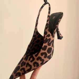 Zara Klackskor Leopard - Oanvända inomhus på nyår så gott som nya, storlek 41 (har normalt 40, dom är små i storleken) klackhöjd 7,5cm. Nypris 699:-