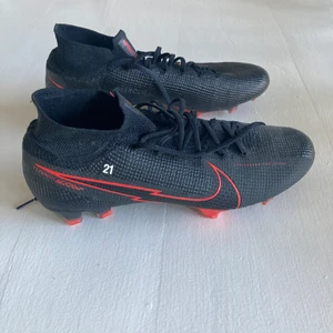 Nike fotbollsskor  - Hej säljer nu ett par Nike fotbollsskor.  Säljer pågrund av att dom är för tighta för mina fötter!  Skorna är bara använda en gång, och är därför i helt ny kvalite.  Storlek 44  Ny pris för skorna var 3699 men jag säljer nu dom för 1300 kr!  Hör gärna av dig om du är intresserad av att köpa dom MVH Jakob! 
