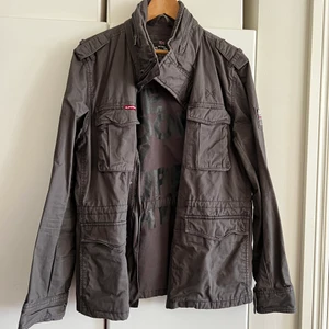 Superdry Militärjacka - Najs Superdry Militärjacka i storlek L. Väldigt lite använd.