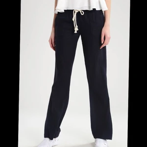 Roxy linnebyxor  - Intressekoll på mina svarta linnebyxor från Roxy💕 skriv privat för fler bilder!💕💫