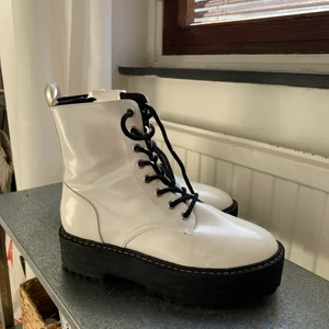 Platåboots från HM storlek 38 - Nästintill oanvända boots från hm storlek 38, jävligt sköna! Har alla andra färger men dessa har bara inte blivit använda lika mycket. 