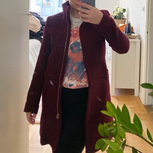 Vinröd kappa - Fin vinröd kappa med lite högre hals☺️