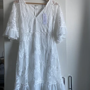 Studentklänning  - Helt oanvänd vit studentklänning från bubbleroom. Klänningen är i storlek 32/34.