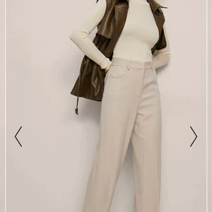 Kostymbyxor från NAKD  - Säljer dessa helt oanvända kostymbyxor då dom tyvärr är en storlek för stora! Superfin beige färg och passar en S! Nypris:539kr 