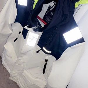 SEBAGO Seglarjacka  - Inköpt på Stadium för 3 veckor sedan endast testad säljer pga fel storlek. Nypris 2999kr storlek XS men jackan är mer som storlek S.